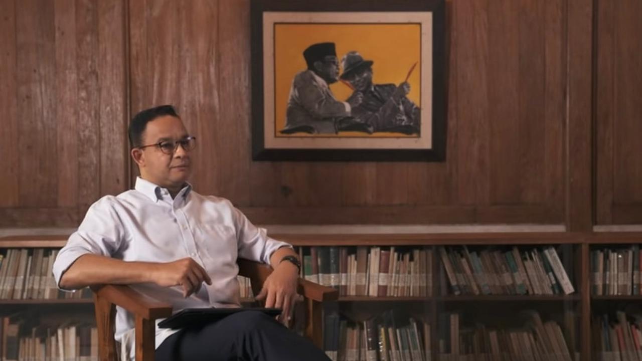 Anies Baswedan di rumah joglo dengan banyak tumpukan buku