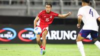 Pemain Timnas Indonesia, Miliano Jonathans (kanan) berusaha mencetak gol ke gawang Chinese Taipei dalam laga FIFA Matchday di Stadion Gelora Bung Tomo (GBT), Surabaya, Jumat (05/09/2025). (Bola.com/Abdul Aziz)