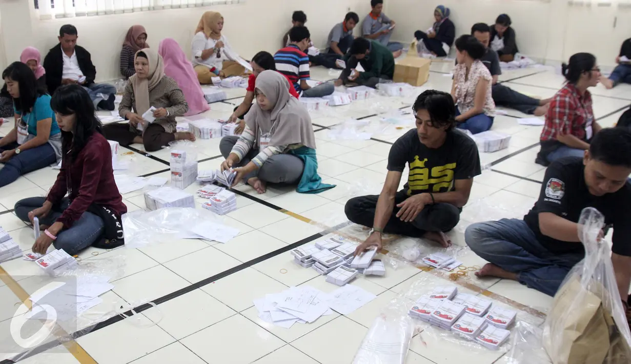 Suasana pelipatan surat suara di di Kantor KPU, Jakarta, Kamis (2/2). KPU Kota Administrasi Jakarta Barat distribusikan 2000 lebih alat bantu bagi pemilih tunanetra untuk tiap TPS di wilayah Jakarta Barat. (Liputan6.com/Yoppy Renato)