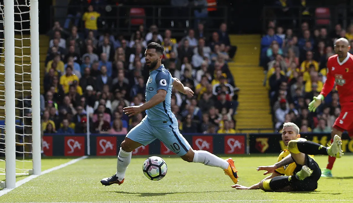 Bintang Manchester City, Sergio Aguero (kiri) merupakan andalan Pep Guardiola di lini depan, Aguero bisa menjadi salah satu pencetak gol terbanyak musim 2017-2018. Musim 2016-2017 ia tampil sebanyak 37 kali dan mencetak 20 gol. (AFP/Adrian Dennis)