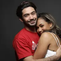 Sebagai aktor dan aktris harus profesional dalam menjalani setiap peran yang dilakoninya. Begitu juga dengan peran Reza Rahadian dan Adina Rasti yang didapuk menjadi sepasang suami istri. (Bambang E. Ros/Bintang.com)