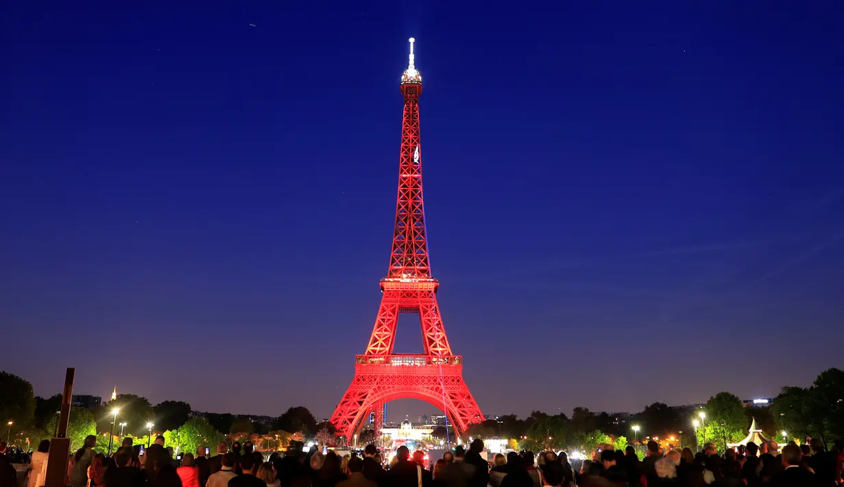 Menara Eiffel diterangi selama pertunjukan cahaya untuk perayaan ulang tahunnya ke-130 tahun di Paris, Rabu (15/5/2019). Paris memberikan ucapan ulang tahun kepada Menara Eiffel dengan pertunjukan laser yang rumit menelusuri kembali sejarah 130 tahun monumen itu. (REUTERS/Gonzalo Fuentes)