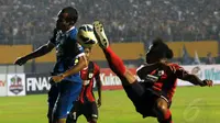 Pemain Persib Bandung dan Persipura Jayapura berebut bola saat laga final ISL 2014 di Stadion Gelora Sriwijaya, Palembang, (7/11/2014). (Liputan6.com/Helmi Fithriansyah)