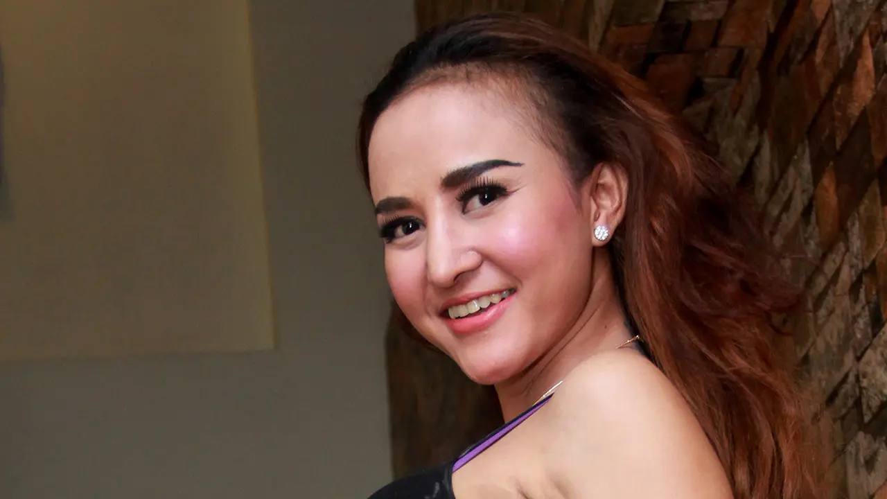 Bintang] Sempat Bikin Gempar, Ini 18 Artis Indonesia yang Memutuskan untuk Melepas Hijab