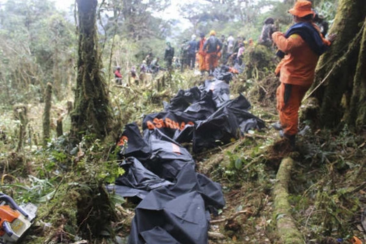 Evakuasi korban pesawat Trigana Air