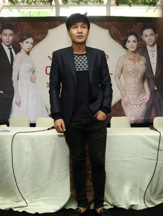 "Dulu kan bangun sendiri, makan sendiri, nyiapin sendiri. Tapi pas sudah ada pasangan ada yang nyiapin, ada yang nemenin," kata Fendy Chow di kawasan Kuningan, Jakarta Selatan, Kamis (21/12/2017). (Nurwahyunan/Bintang.com)