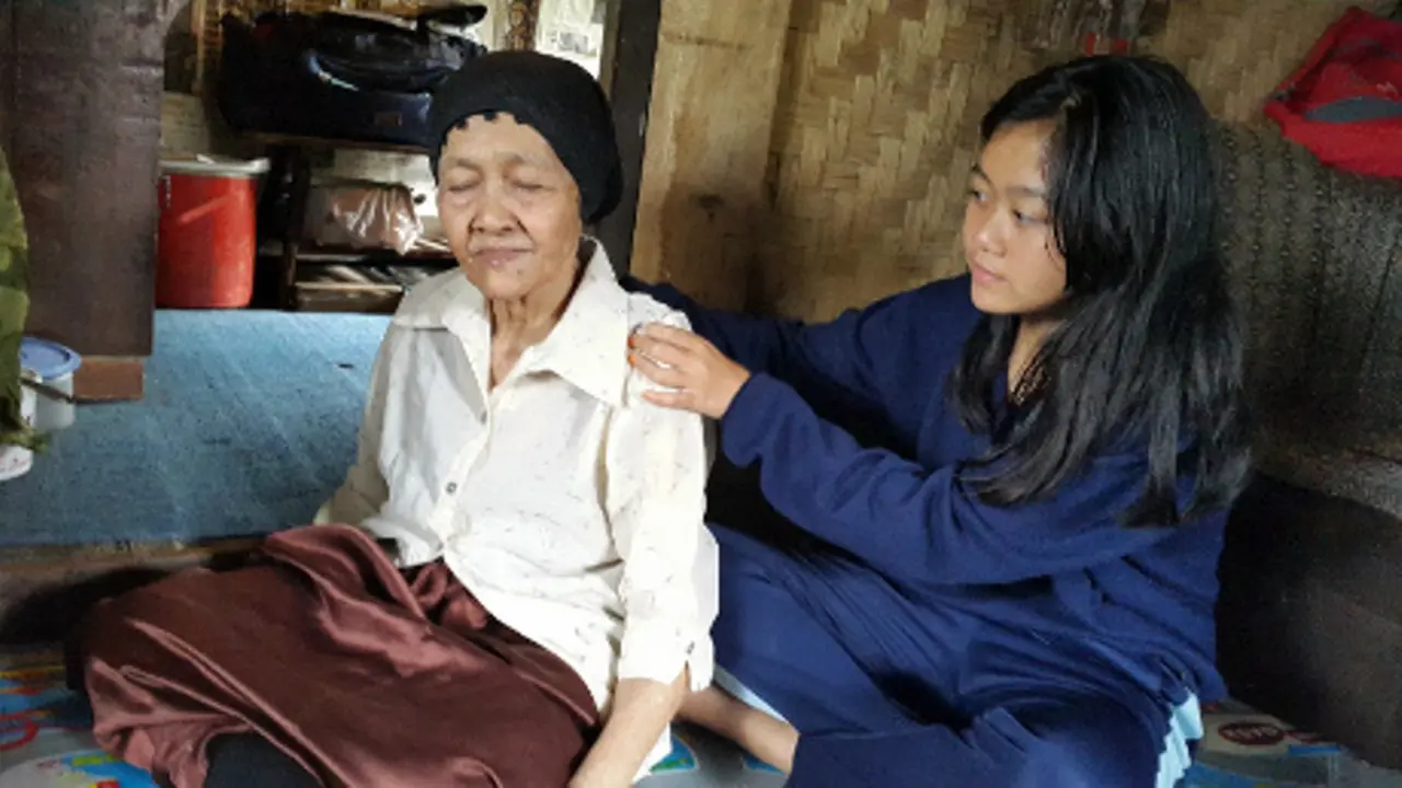 Kisah Hebat Gadis SMP Merawat Nenek dan Ayahnya di Gubuk Reot