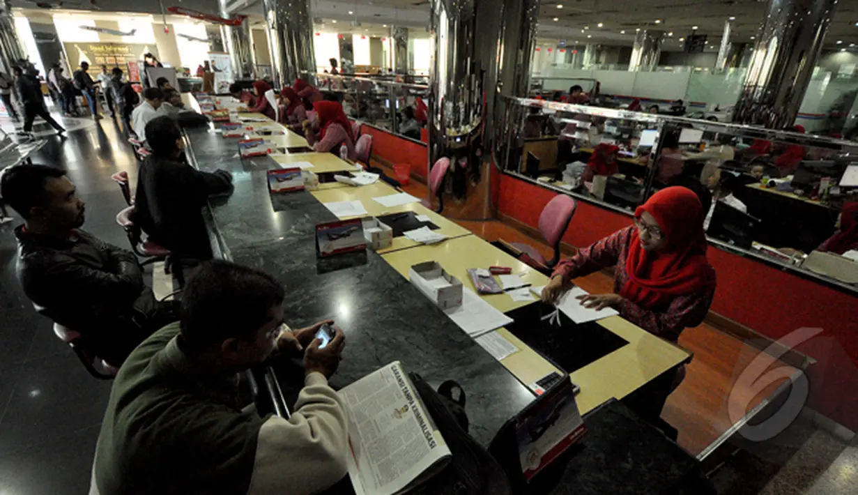 Penampakan kantor pusat Lion Air usai insiden delay beberapa hari lalu. Petugas terlihat melayani calon penumpang, Jakarta, Senin (23/2/2015).(Liputan6.com/Faizal Fanani)