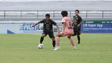 Winger PSS Sleman, Irkham Mila coba melewati bek kiri Madura United, Rendika Rama (Dok. PSS Sleman)