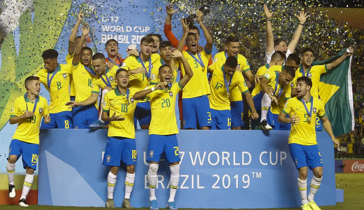 Brasil menjadi tuan rumah Piala Dunia U-17 edisi ke-18 pada 2019. Brasil tampil sebagai juara Piala Dunia U-17 2019 setelah mengalahkan Meksiko 2-1 di laga final (17/11/2019). Dua gol Brasil dicetak oleh Kaio Jorge dan Lazaro, sementara satu gol Meksiko dicetak oleh Bryan Alonso Gonzalez. (AFP/Miguel Schincariol)