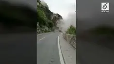 Detik-detik tanah longsor menutup jalan di Beijing. Tanah longsor berasal dari tebing sisi jalan.