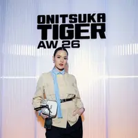 Pelantun lagu Kali Kedua ini memilih atasan bernuansa utilitarian berwarna beige dengan detail kantong depan yang memberi kesan modern workwear.  [@raisa6690].