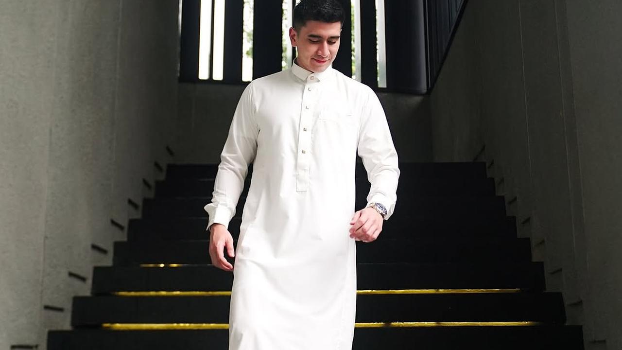 Potret Ganteng Verrel Bramasta dengan Jubah Putih, Captionnya Bikin Netizen Salah Fokus dan Bertanya-tanya