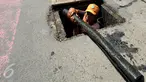 Petugas PPSU menemukan kulit kabel di gorong-gorong saluran air Jalan Gatot Subroto, Jakarta Selatan, Senin (6/3). Kulit kabel ini dianggap menjadi penyebab utama terjadinya banjir di Jalan Gatot Subroto pada 2 Maret 2017 lalu. (Liputan6.com/Johan Tallo)