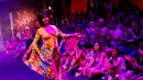 Pekerja seks memamerkan busana koleksi Daspu dalam Festival Wanita Sedunia di Rio de Janeiro, Brasil, Minggu (18/11). Daspu merupakan rumah mode yang didirikan dan dijalankan oleh para pelacur kota. (AP Photo/Silvia Izquierdo)