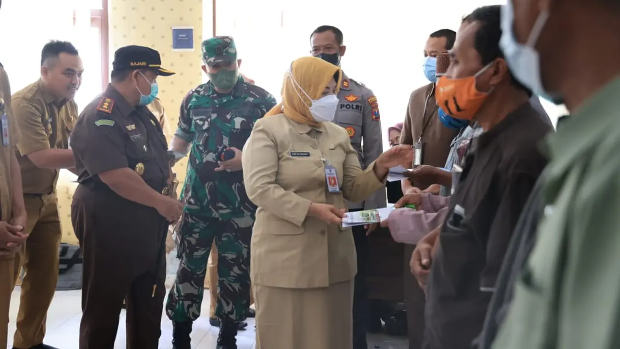 Sekda Probolinggo Kota Ninik Ira Wibawati  memberikan BLT dampak kenaikan BBM kepada para petani (Istimewa)
