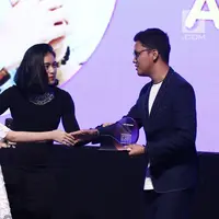 Konten Kreator Arief Muhammad saat menerima piala penghargaan kategori Best Creator For Lifestyle dalam acara XYZ DAY 2018 Creator Award di The Hall Senayan City, Jakarta, Rabu (25/4). (Liputan6.com/Herman Zakharia)