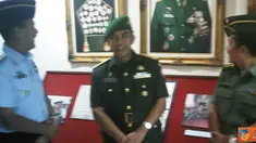 Citizen6, Jakarta: Mantan Pangdam II Sriwijaya dan mantan Kapusjarah TNI Mayjen TNI Agus Gunaedi Pribadi seusai menghadiri sertijab KASAD, menyempatkan diri meninjau Museum TNI Satria mandala di Jl. Gatot Subroto, Jakarta Selatan. Dalam kunjungan ini dida