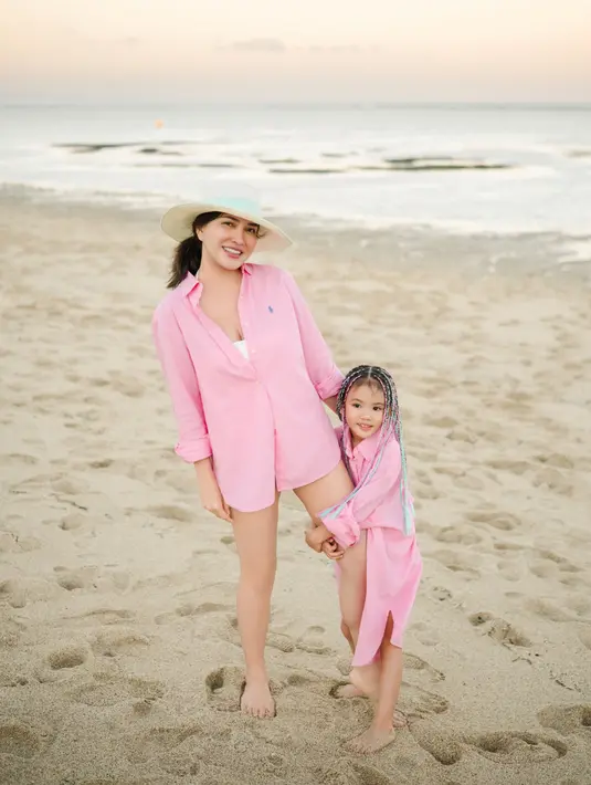 Putri Shandy Aulia, Claire Herbowo, curi perhatian saat liburan di pantai bersama kedua orangtuanya [@claireherbowo]