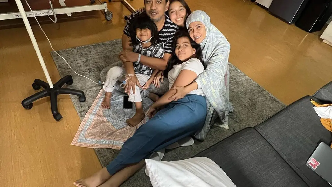 Bebi Romeo di rumah sakit ditemani istri dan anak-anaknya. (Foto: Dok. Instagram @meisya__siregar)