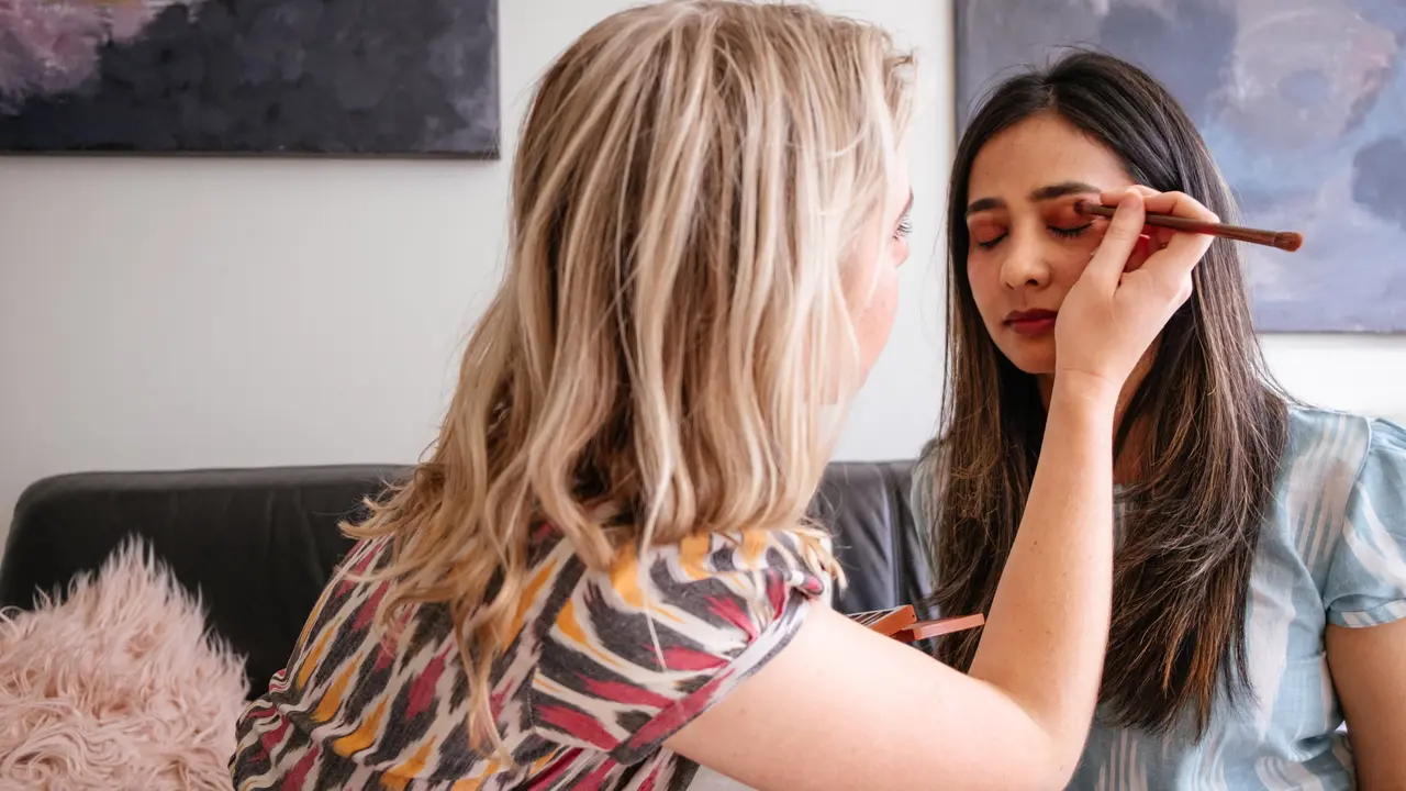 Zodiak yang suka makeup/dok. Unsplash Johan