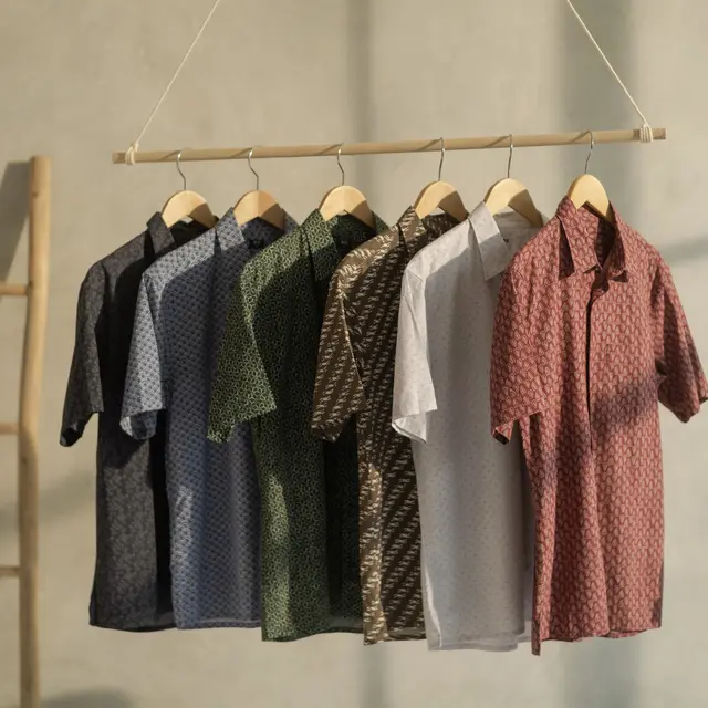 Outfit Lebaran yang Nyaman dengan Motif Batik Kolaborasi Bai Soemarlono dan Uniqlo