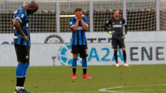 Pemain Inter Milan Romelu Lukaku, Danilo D'Ambrosio dan kiper Samir Handanovic bereaksi setelah pemain Bologna, Musa Barrow mencetak gol pada pekan ke-30 Serie A 2019-2020, di Stadion Giuseppe Meazza, Minggu (5/7/2020). Inter Milan ditumbangkan Bologna 1-2 di kandang sendiri. (AP /Antonio Calanni)