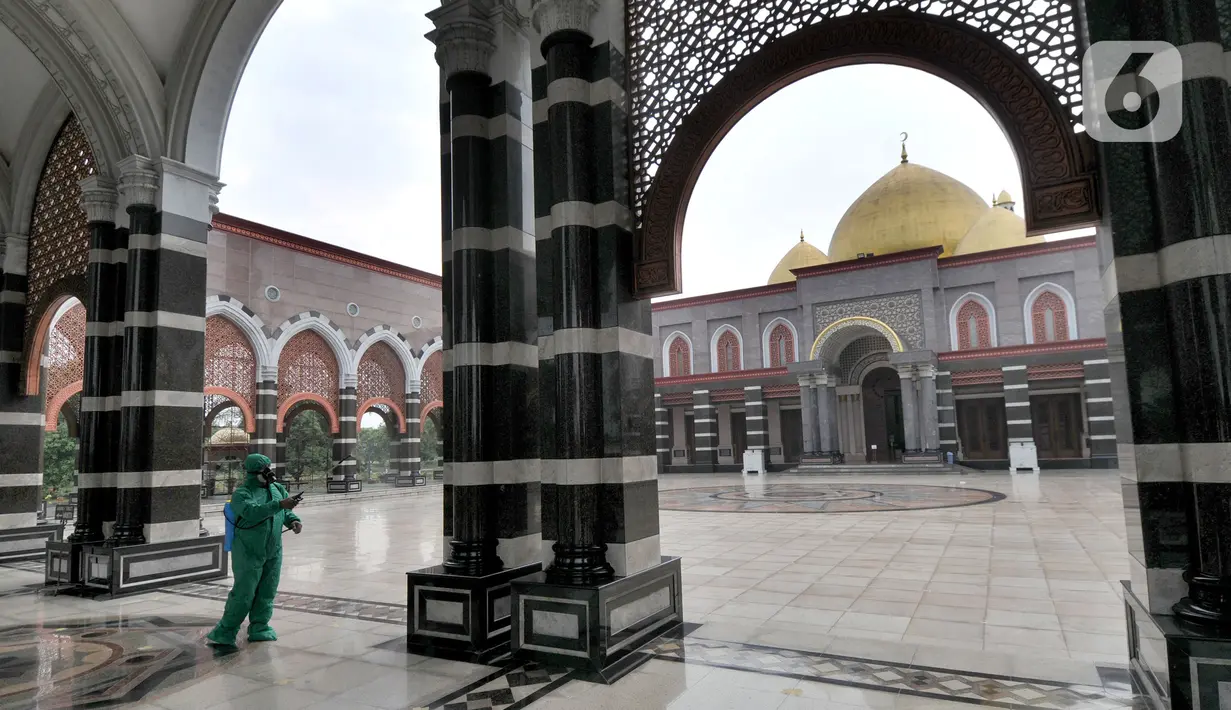 Petugas menyemprotkan disinfektan ketika melakukan sterilisasi di Masjid Kubah Emas, Depok, Rabu (12/5/2021). Penyemprotan dilakukan sebagai antisipasi penyebaran virus corona Covid-19 di masjid yang akan digunakan untuk pelaksanaan salat Idul Fitri 1442 Hijriah esok hari. (merdeka.com/Arie Basuki)