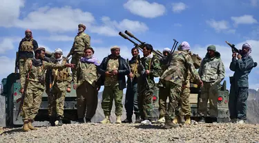 Personel gerakan perlawanan Afghanistan dan pasukan pemberontakan anti-Taliban berjaga di Kotal-e Anjuman, Distrik Paryan, Provinsi Panjshir, Afghanistan, 23 Agustus 2021. Taliban mengatakan pasukannya telah mengepung pasukan perlawanan yang bersembunyi di Lembah Panjshir. (Ahmad SAHEL ARMAN/AFP)