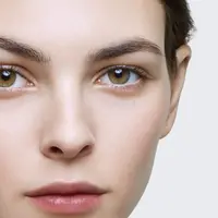 Berikan area mata perawatan ekstra yang maksimal di rumah setiap hari dengan  N°1 DE CHANEL Revitalizing Eye Serum. / Foto dok: Chanel.