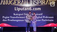 Chief Content Officer (COO) KapanLagi Youniverse, Wens Manggut (kanan) memberikan plakat kepada Kepala Diskominfo Kabupaten Bandung Yosep Nugraha yang mewakili Bupati Kabupaten Bandung, Dadang Supriatna saat acara Anugerah Inspiratif Liputan6.com di hotel Shangri La, Jakarta, Rabu (31/7/2024). Bupati Kabupaten Bandung, menerima penghargaan " Tokoh Inspiratif Pegiat Transformasi Inklusi Digital Pedesaan dan Pembangunan Insfrastuktur Pariwisata". (Liputan6.com/Herman Zakharia)