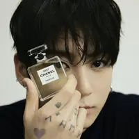 CHANEL Fragrances memperlihatkan perjalanan Jung Kook sebagai figur global yang tidak hanya dikenal lewat musik, tetapi juga mampu menghadirkan cerita dan inspirasi melalui dunia fashion serta wewangian.(doc.CHANEL)