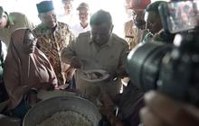 Prabowo Cicipi Masakan Pengungsi di Dapur Umum Aceh, Pastikan Gizi Terpenuhi