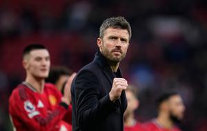 Selebrasi Michael Carrick usai membawa Manchester United meraih kemanangan dramatis atas Fulham 3-2 di Old Trafford, Minggu (1/2/2026) malam WIB. (AP Photo/Dave Thompson)