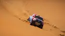Lucio Alvarez dari Argentina dan co-driver Spanyol Armand Monleon bersaing di Toyota Hilux mereka selama Reli Maroko 2021 di wilayah Merzouga (10/10/2021). Lima tahapan reli akan berlangsung antara 8 Oktober dan 13 Oktober. (AFP/Fadel Senna)