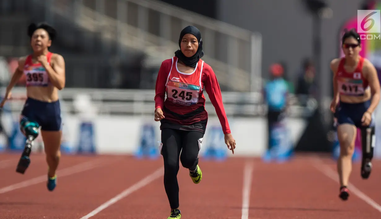 Pelari Indonesia, Tiarani Karisma Evi beradu cepat pada final Asian Para Games cabang atletik nomor lari 100 meter T42 / T63 di SUGBK, Jakarta, Rabu (10/10). Evi mengalahkan dua atlet Jepang, Maekawa Kaede dan Tozawa Tomomi. (Bola.com/Vitalis Yogi Trisna)
