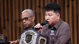 Head of Sports Business Emtek Group sekaligus CEO Nex, Hendy Lim (kanan) memberikan keterangan terkait acara Nex Road To Champions di di SCTV Tower, Selasa (7/4/2026).