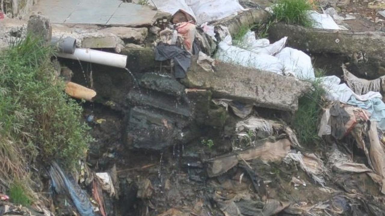Deretan bangunan kumuh yang berdiri sepanjang bantaran Kali Ciliwung di Jakarta semakin mencolok. Kondisi ini mencerminkan realitas sosial yang memprihatinkan di ibu kota negara. Foto: merdeka.com / Imam Buhori