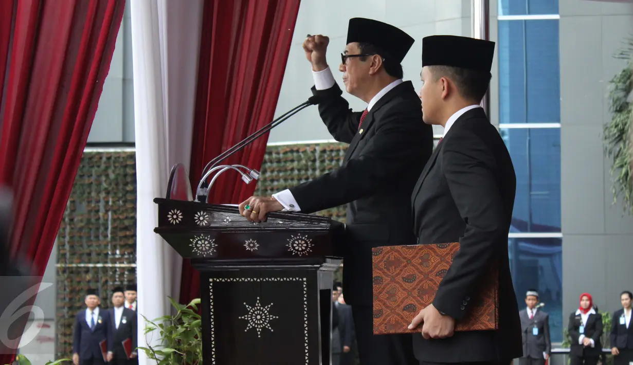 Menkumham Yasonna Laoly (kiri) saat menjadi inspektur upacara HUT RI ke-70 tahun di kantor Kemenkumham, Senin (17/8/2015). Sebanyak 1.938 orang narapidana korupsi mendapatkan remisi pada HUT RI ke-70. (Liputan6.com/Gempur M Surya)