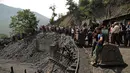 Sejumlah warga dan petugas penyelamat berkumpul untuk memberi bantuan kepada penambang batu bara yang terjebak di tambang di Azadshahr, Iran (3/5). Akibat ledakan ini puluhan pekerja terjebak di dalam tambang. (Mostafa Hassanzadeh/Tasnim News/AFP)