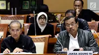 Jaksa Agung HM Prasetyo (kanan) saat mengikuti raker dengan Komisi III DPR, di Gedung Nusantara II, Kompleks Parlemen, Senayan, Jakarta, Selasa (5/6). Rapat membahas Rencana Kerja Anggaran Kementerian/Lembaga (RKA K/L). (Liputan6.com/Johan Tallo)