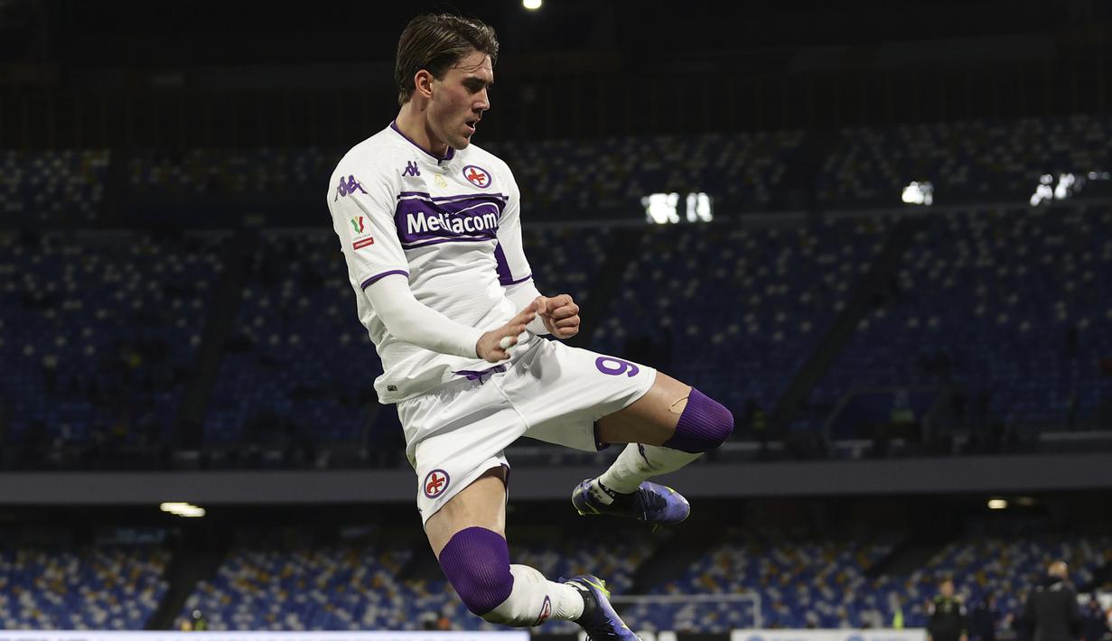Fiorentina unggul 1-0 pada menit ke-41 lewat aksi Dusan Vlahovic yang menjebol gawang Napoli setelah terlebih dahulu mengontrol bola hasil umpan silang Riccardo Saponara. (LaPresse via AP/Alessandro Garofalo)