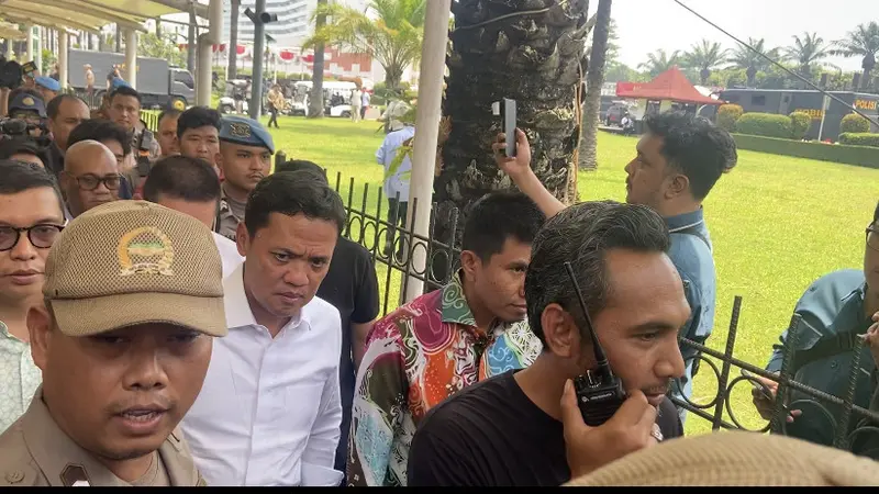 Wakil Ketua Komisi III DPR RI Habiburokhman menemui massa pendemo di depan Gedung DPR RI, Senayan Jakarta.