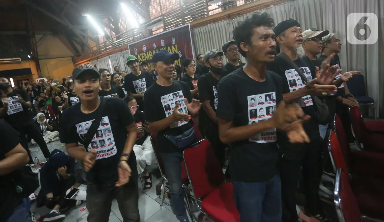 Kegiatan yang digelar untuk mengingatkan masih adanya kasus pelanggaran HAM berat yang masih belum terselesaikan termasuk hilangnya sejumlah aktivis seperti penyair Wiji Thukul itu diramaikan dengan pembacaan puisi, musik dan serta pemutaran film. (Liputan6.com/Faizal Fanani)