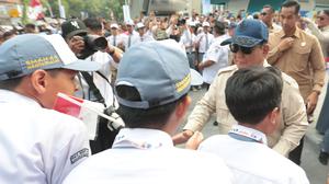Prabowo Sapa Warga dan Pelajar di LRT Manggarai