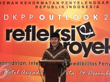 Ketua Dewan Kehormatan Penyelenggara Pemilu (DKPP) Jimly Asshiddiqie memberikan sambutan pada kegiatan Outlok 2017 atau Refleksi Akhir Tahun di Jakarta, Rabu (14/12). Refleksi Akhir Tahun ini bertajuk Evaluasi dan Proyeksi. (Liputan6.com/Faizal Fanani)