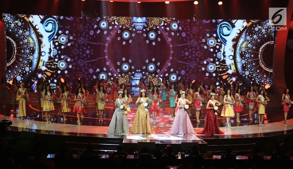 Finalis Puteri Indonesia saat tampil pada Malam Puncak Puteri Indonesia 2018, Jakarta, Jumat (9/3). Para finalis juga menampilkan gaya dengan busana kain Indonesia asli sebagai produk industri tradisional berbasis budaya. (Liputan6.com/Herman Zakharia)