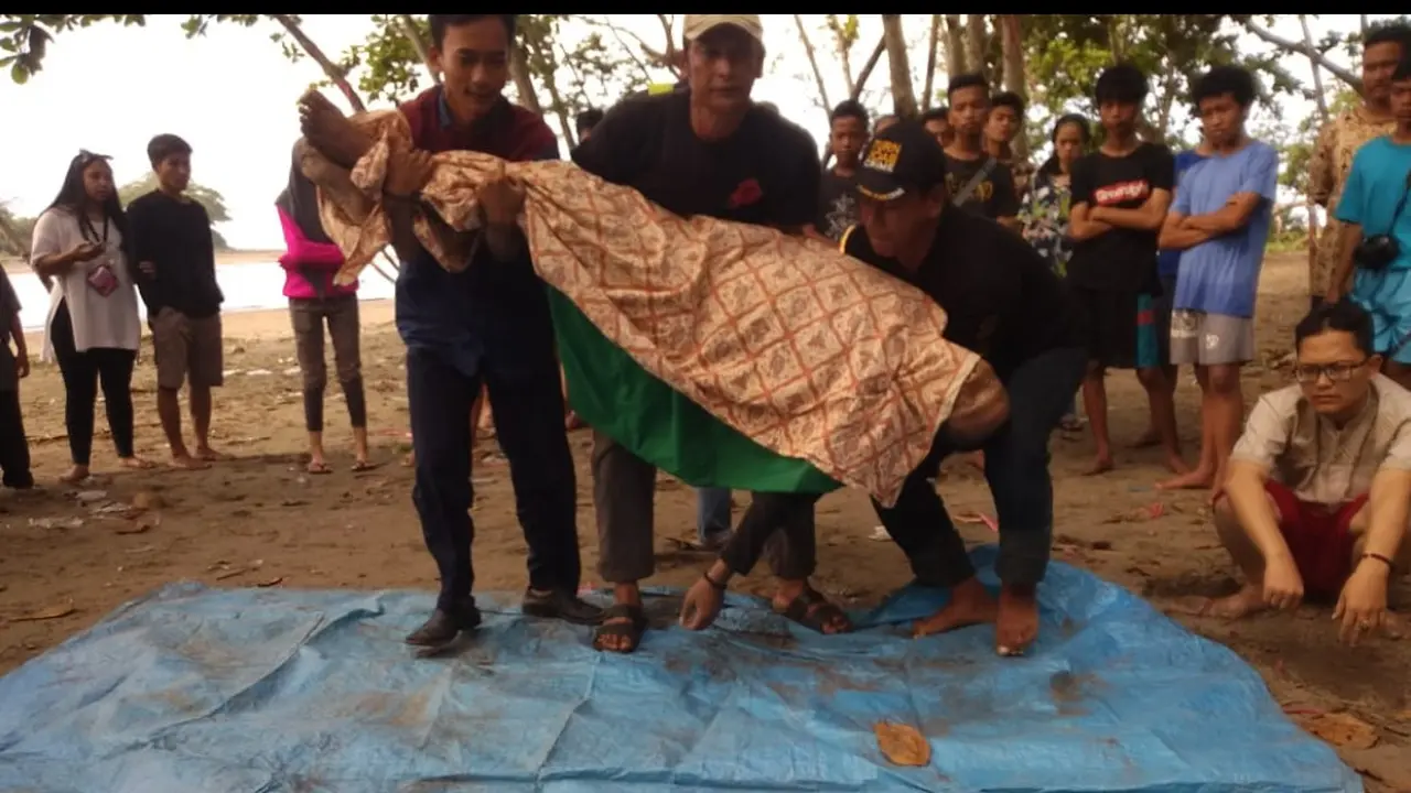 Satu korban warga Tangerang, berhasil ditemukan warga sekitar, setelah tertelan sapuan ombak ganas pantai Cijeruk, Garut, Jawa Barat