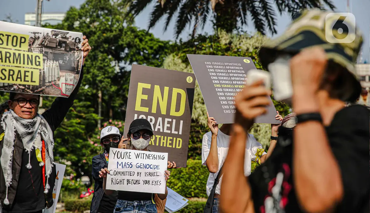 Sejumlah orang yang tergabung dalam Amnesty International Indonesia bersama para aktivis pembela HAM menggelar aksi unjuk rasa di depan Gedung Kedutaan Amerika, Jakarta, Jumat (27/10/2023). (Liputan6.com/Faizal Fanani)