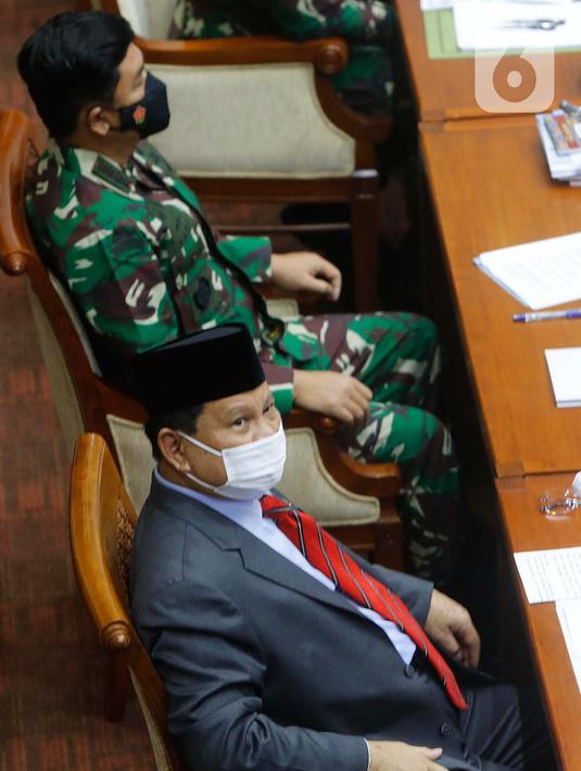 Menhan Prabowo Subianto (kiri) bersama Panglima TNI Marsekal Hadi Tjahjanto hadir pada rapat kerja dengan Komisi I DPR di kompleks parlemen, Senayan, Jakarta, Rabu (2/6/2021). Rapat kerja membahas Pemenuhan Kebutuhan Alat Peralatan Pertahanan dan Keamanan (Alpalhankam). (Liputan6.com/Angga Yuniar)
